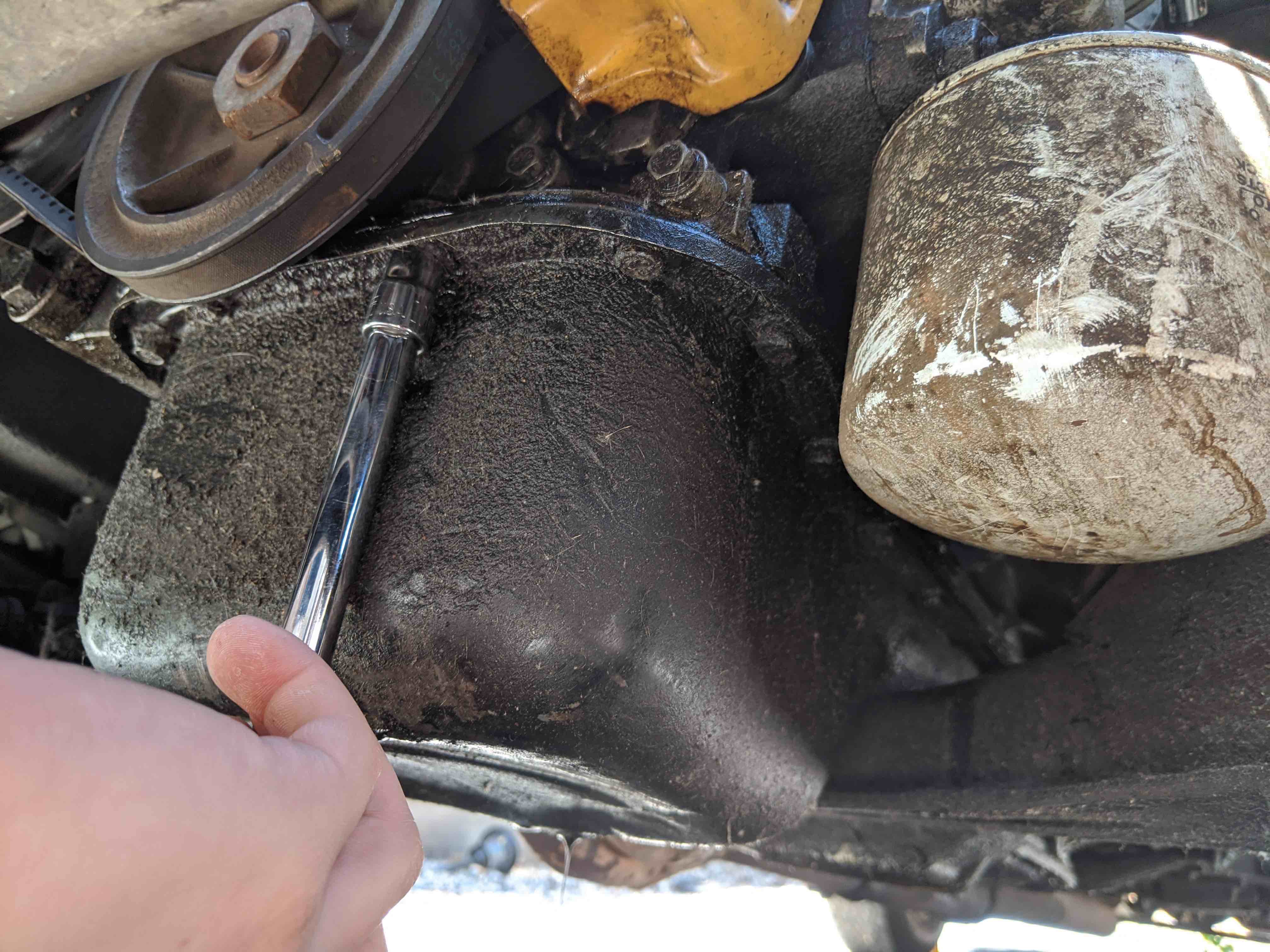 Tightening sump mounts